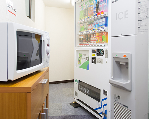 自動販売機、製氷機、電子レンジの写真